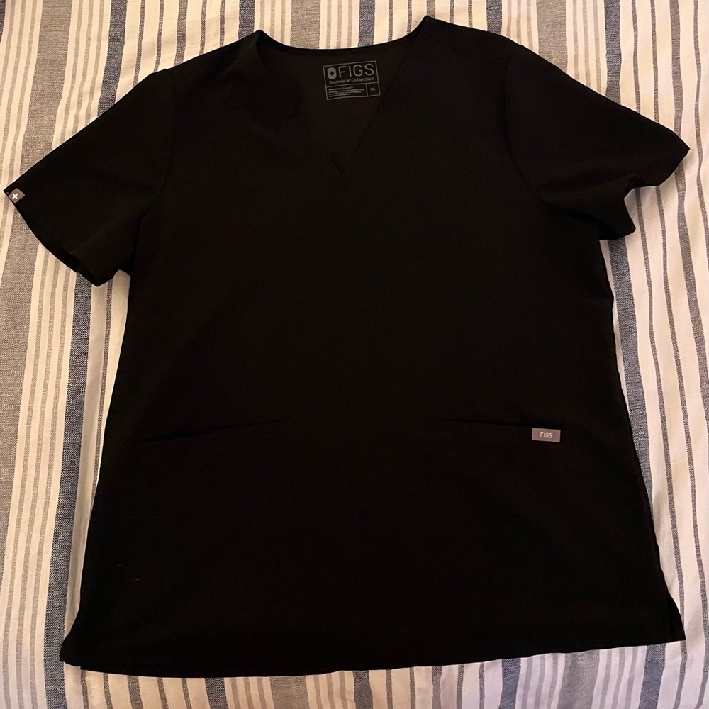 XL Casma Three-Pocket Scrub Top